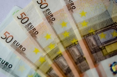 El euro cae tras el encarecimiento del petróleo y la aversión al riesgo