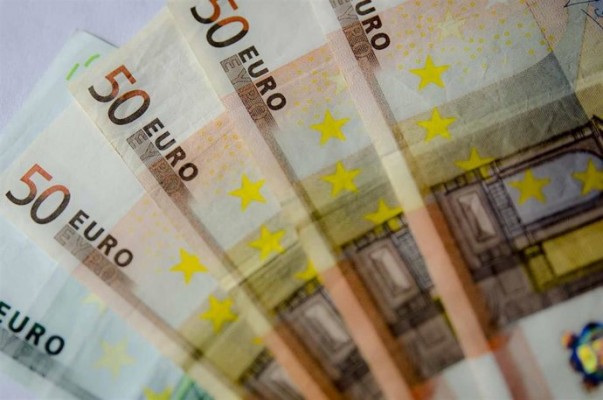 El euro sube y supera la barrera de los 1,18 dólares en una jornada de caída del petróleo