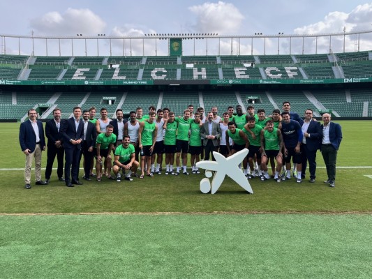 CaixaBank organiza una jornada de educación financiera con la plantilla del Elche Club de Fútbol