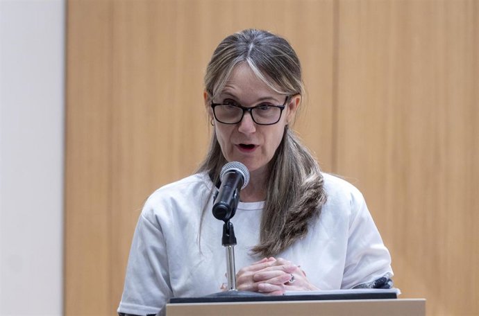 Víctimas de la dana esperan que Llorca les mire 