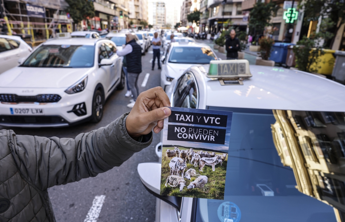 Varios taxis durante la manifestación en el centro de València. - Foto: ROBER SOLSONA/EP