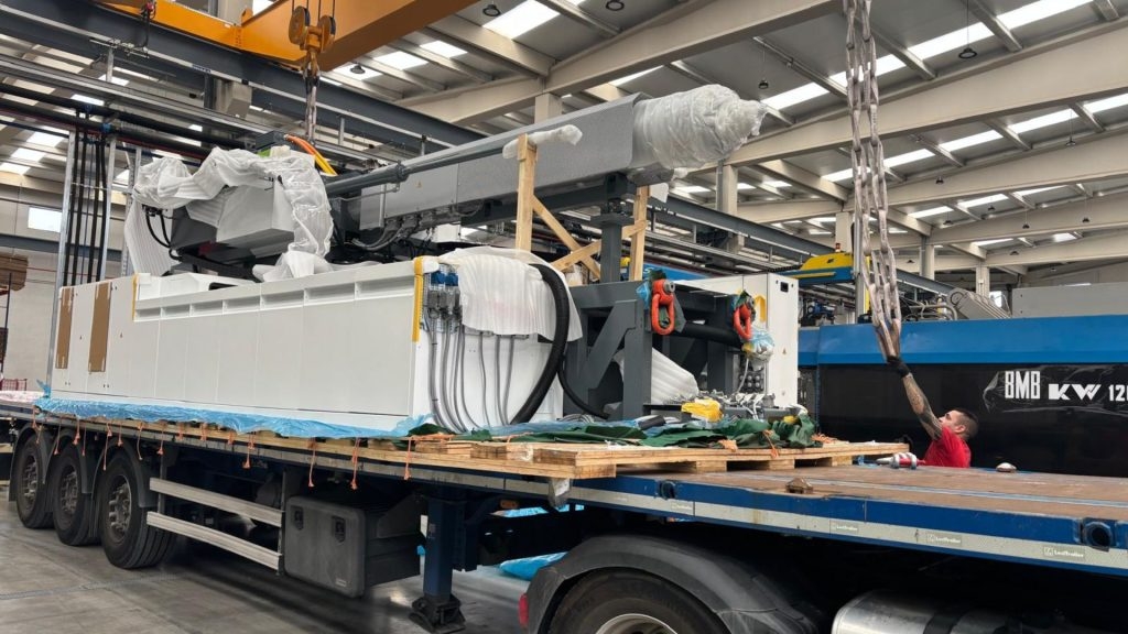 Crediplast, ubicada en Castalla, amplía su capacidad de inyección con una nueva máquina de gran tonelaje