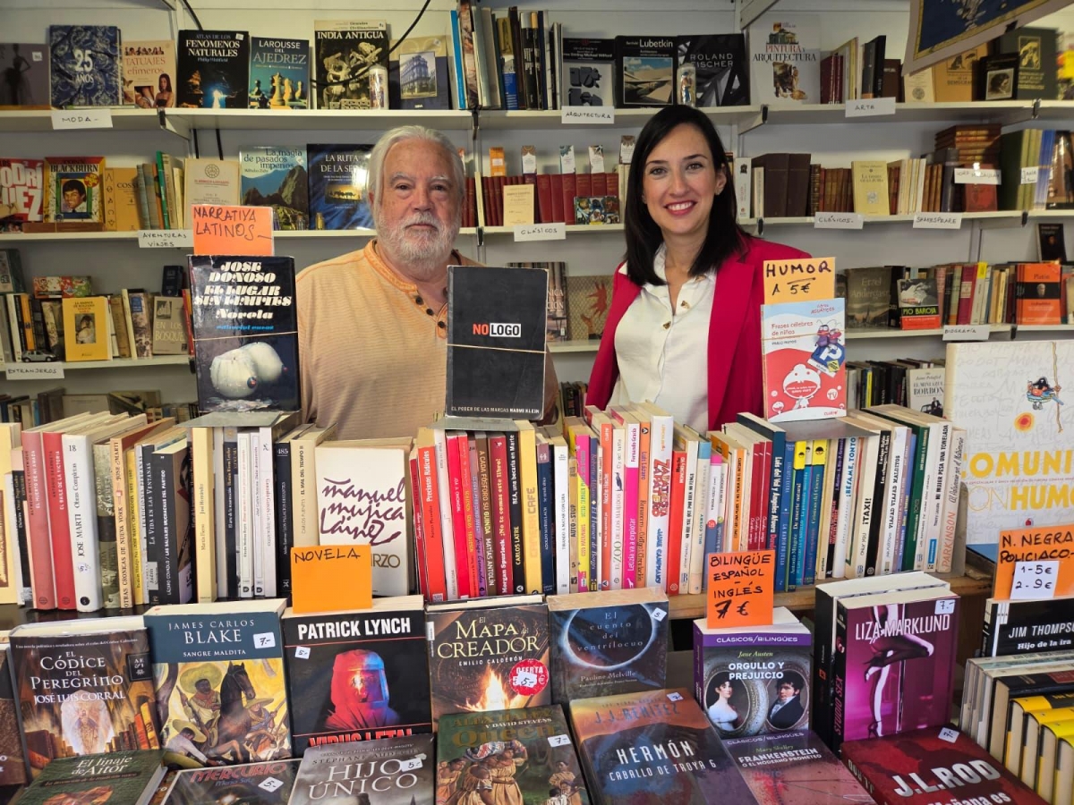 La Feria del Libro Antiguo de Castelló 'se desplaza' a la plaza Borrull con una oferta de 50.000 obras