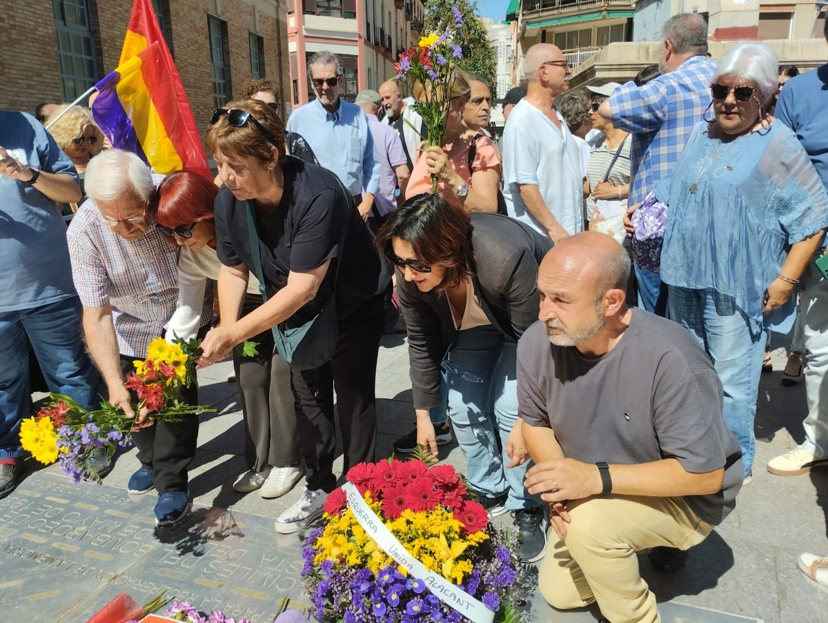 Representantes de EU, en el último homenaje por el bombardeo del Mercado Central de Alicante. - 