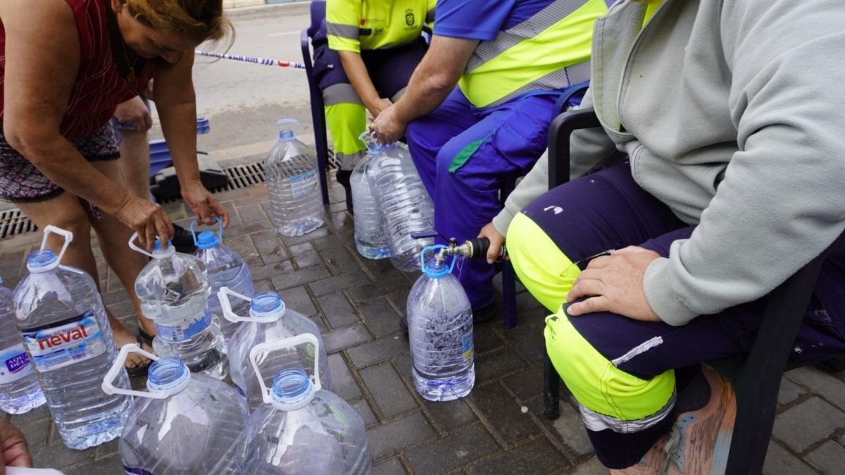 Vecinos rellenando garrafas de agua en las cubas móviles durante el corte de agua. - Foto: Ayuntamiento de Los Alcázares