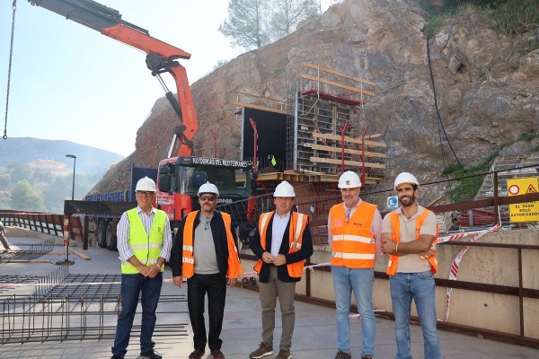 Comienza a alzarse la estructura del futuro ascensor al Castell de Finestrat