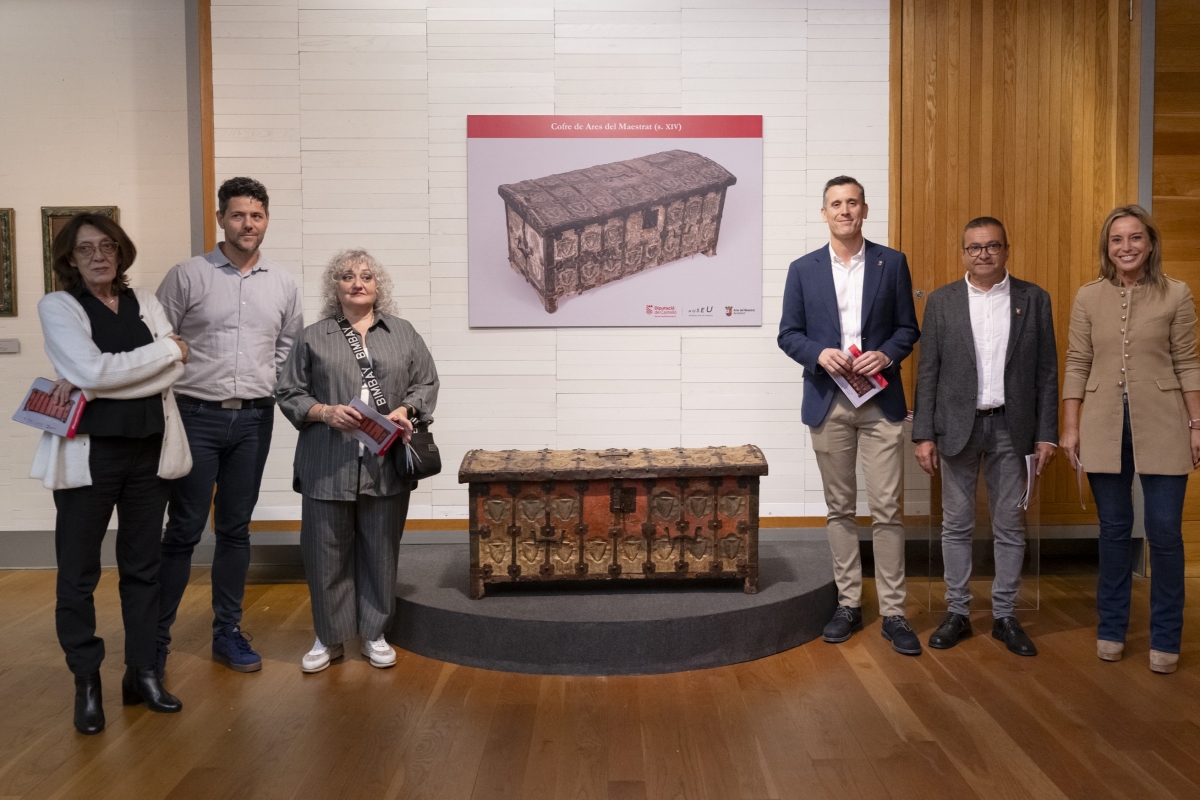 La Diputación expone en el Museo Bellas Artes un cofre medieval de Ares del Maestrat del siglo XIV
