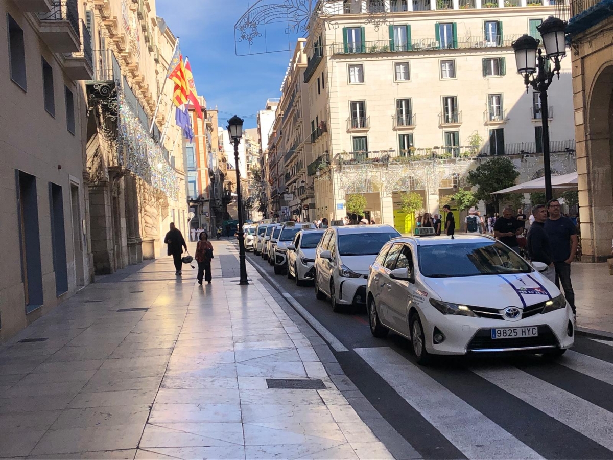 La protesta organizada por los taxistas en el centro de Alicante. - 
