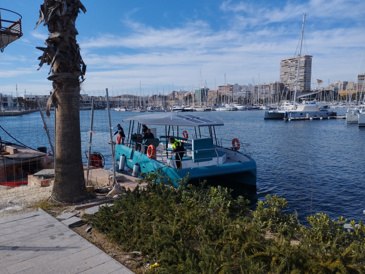 Ni 'isla flotante', ni barco-taxi: el Puerto detecta fallos de navegación e insta a repararlo