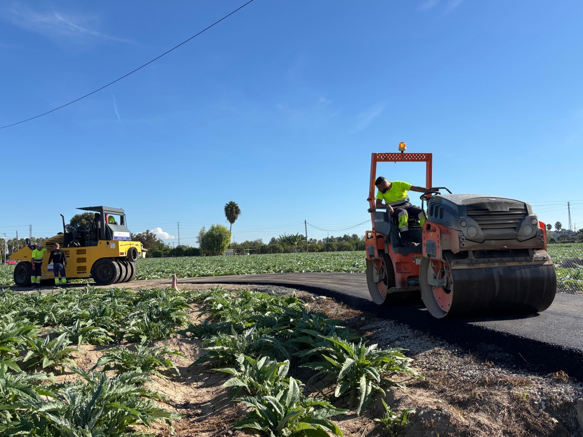 Orihuela culmina el asfaltado de once calles y caminos en San Bartolomé tras dos décadas de reivindicaciones 
