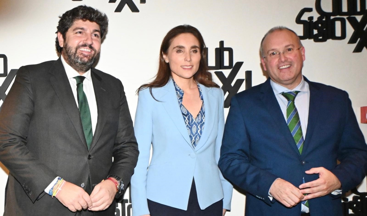 Fernando López Miras, junto con Paloma Segrelles y Miguel Tellado. - Foto: PP