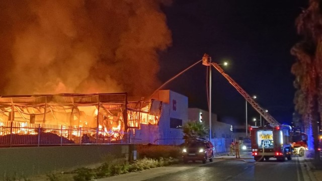 Un incendio de gran virulencia calcina la fábrica de pieles Revecurt de Elda 