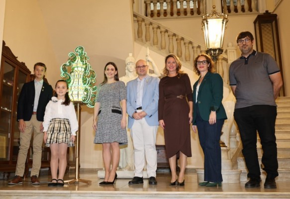 La 'gaiata de mà' ganadora del concurso, Hort dels Corders, se expone en la entrada del Ayuntamiento