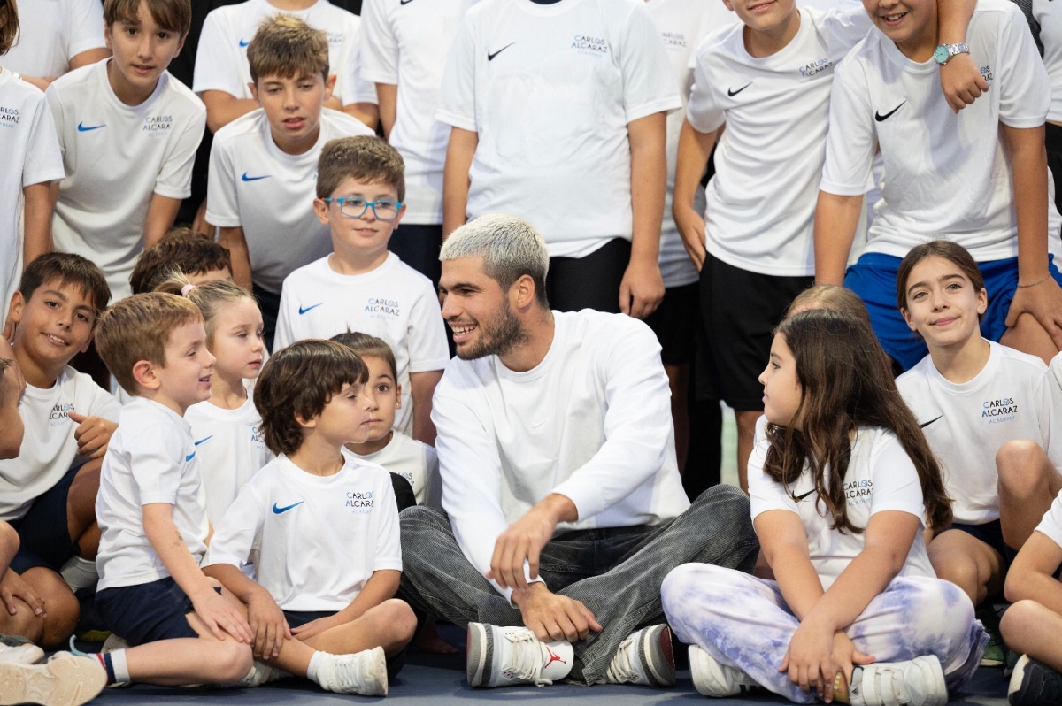 Alcaraz, distinguido como socio de honor del club de El Palmar en el que se forjó la figura que hoy es