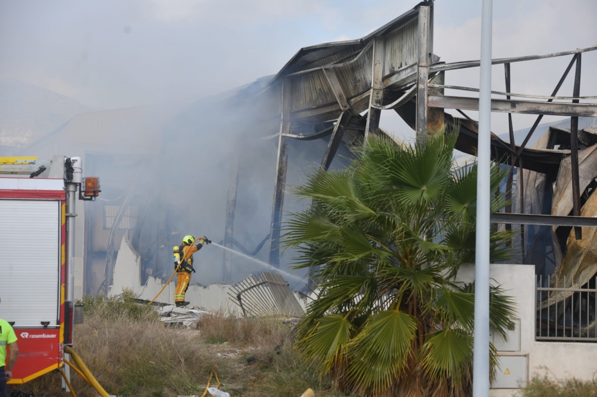 El incendio de la fábrica Revecurt de Elda, en imágenes