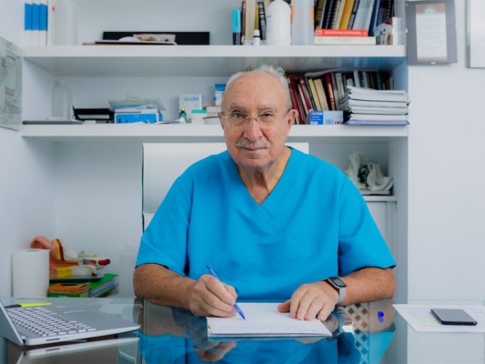 La Sociedad de Audiología premia a Luis Amorós por impulsar el programa de implantes cocleares en la Región de Murcia