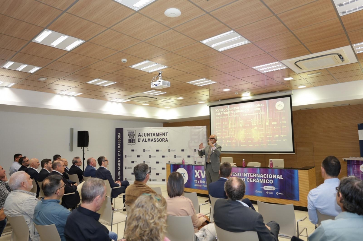 La revolución laboral en el azulejo: perderá un 50% de mano de obra manual en 2030 por la IA pero necesita trabajos especializados