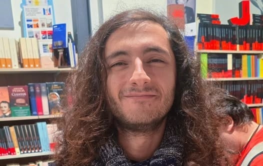 Estos son los tres libros que acompañarán a Antonio García durante la gira mundial de la banda cartagenera Arde Bogotá