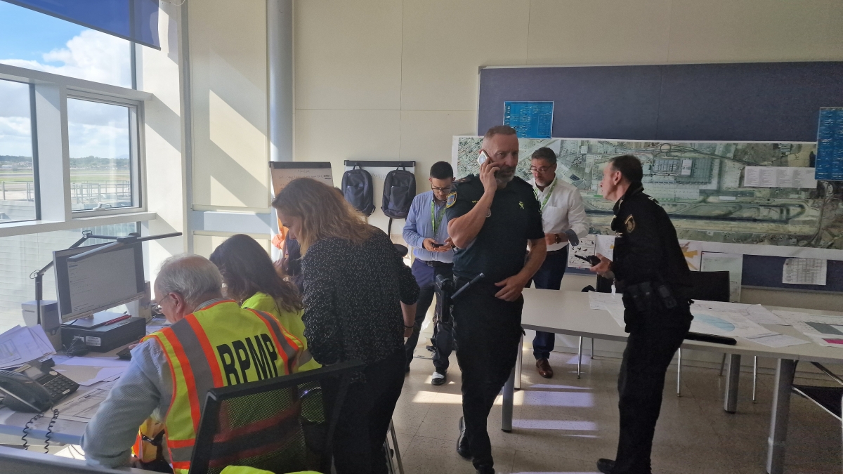 El aeropuerto de Alicante-Elche se pone a prueba con un simulacro de accidente aéreo sobre el mar