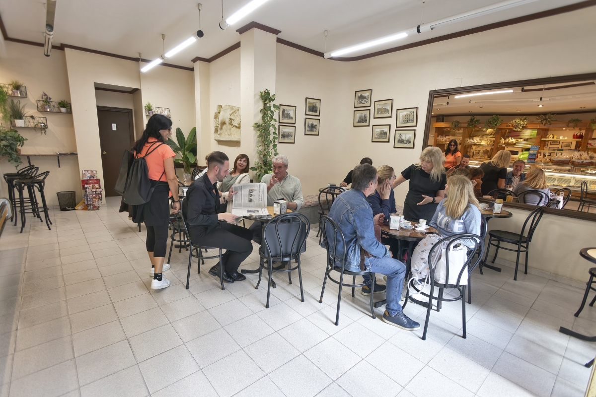 El servicio de cafetería y desayuno aviva el local desde primera hora. - Foto: ANTONIO PRADAS El servicio de cafetería y desayuno aviva el local desde primera hora.