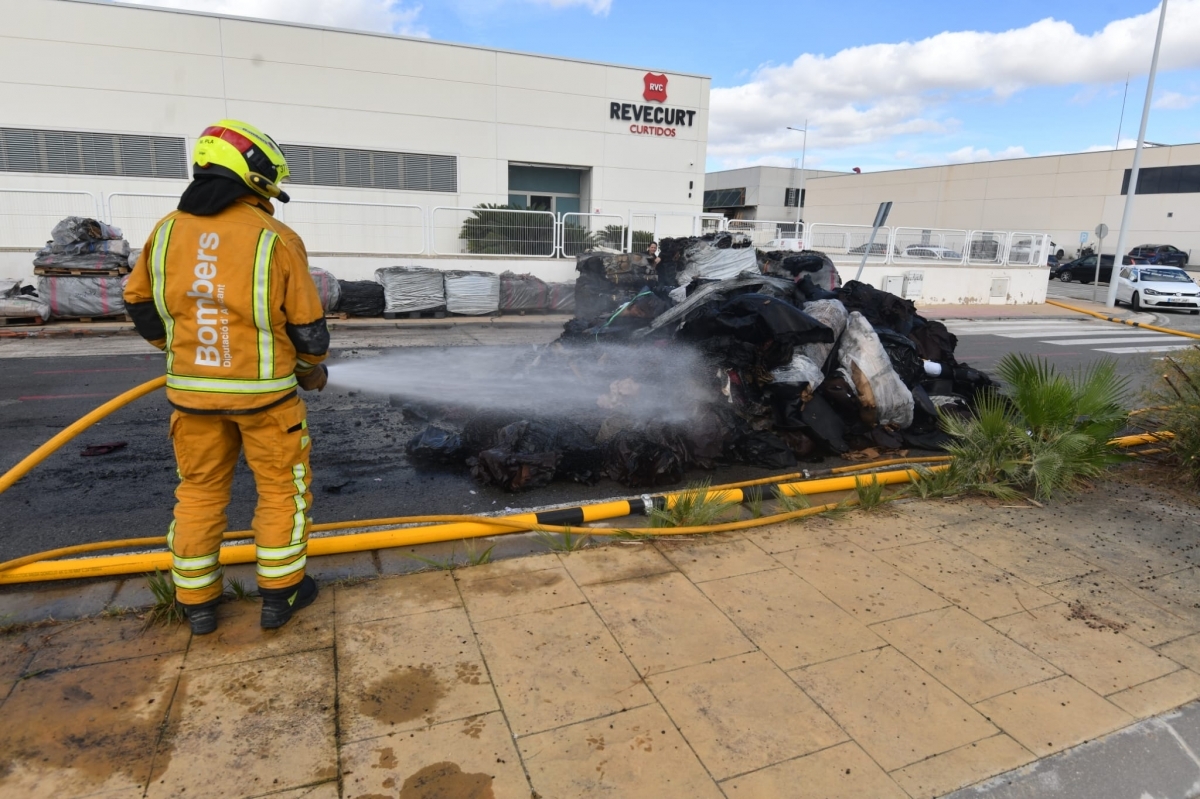 Los bomberos dan por controlado el incendio de Revecurt en Elda tras casi 24 horas