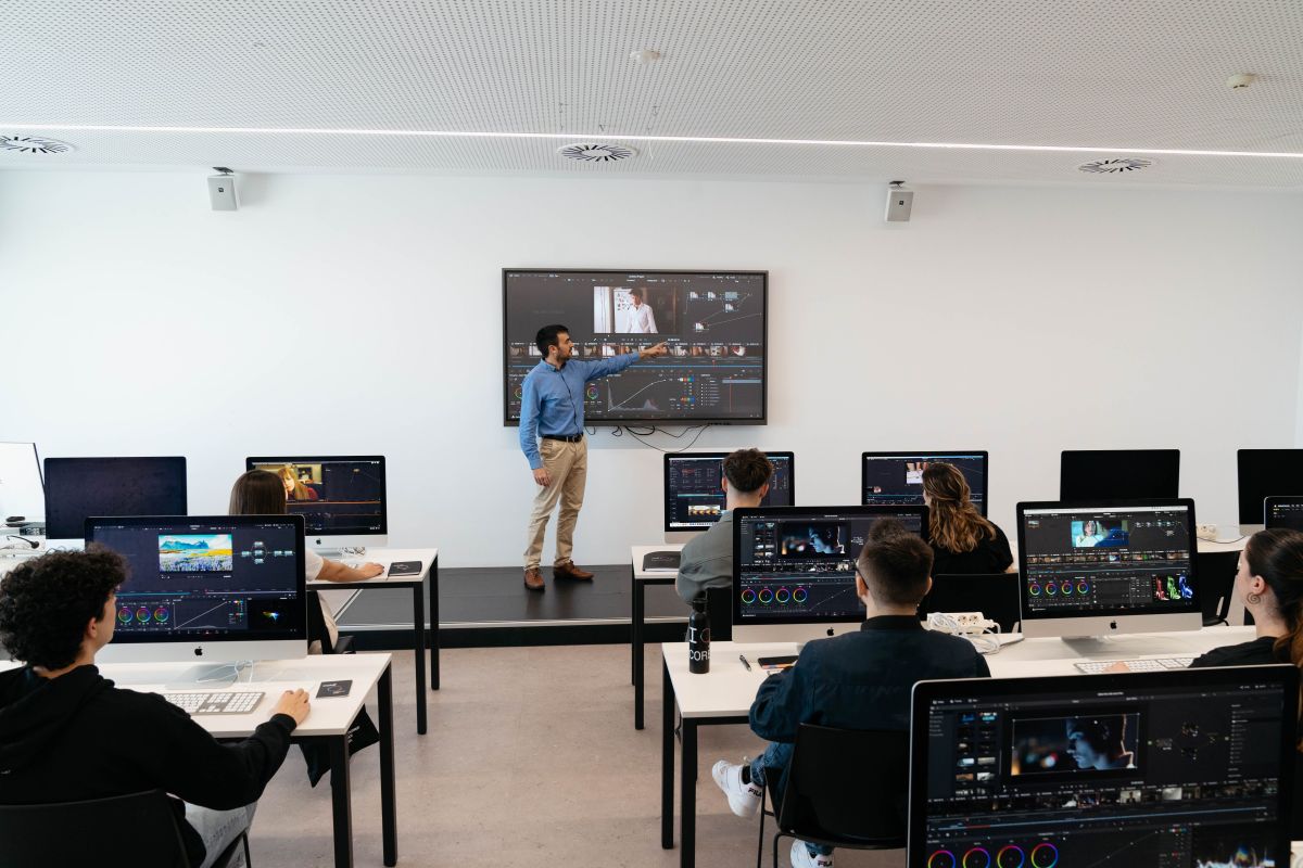 El aumento de las producciones realizadas en España hace despuntar el empleo audiovisual en un 93 % y urge nuevo talento
