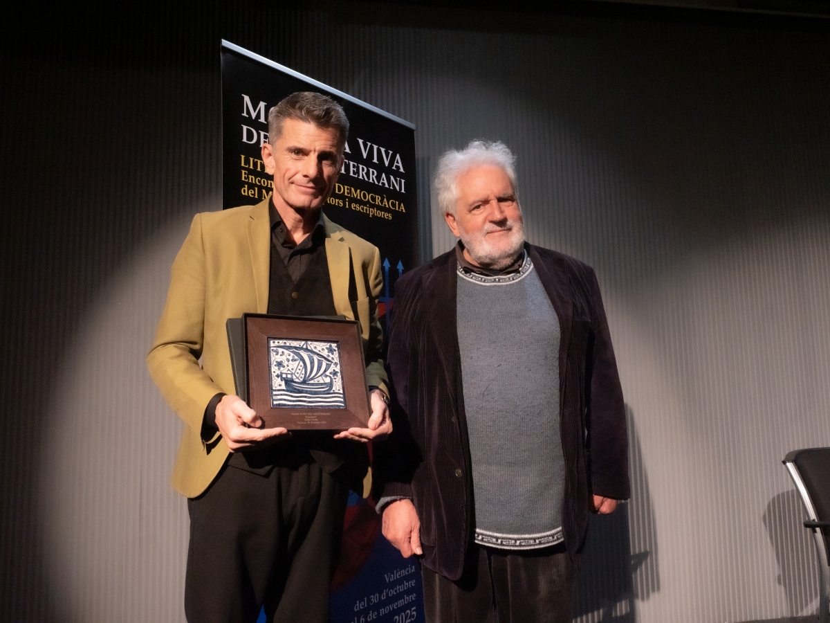 Pedro Olalla recibe el Premi Pont del Mediterrani a manos de Vicent Garce?s.