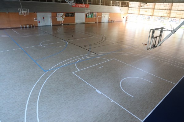 Catarroja recupera la pista del pabellón deportivo municipal dañado por la Dana gracias a la Fundación Barça