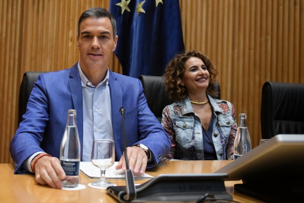 Sánchez dice que agotará la legislatura y pide abrirse a 