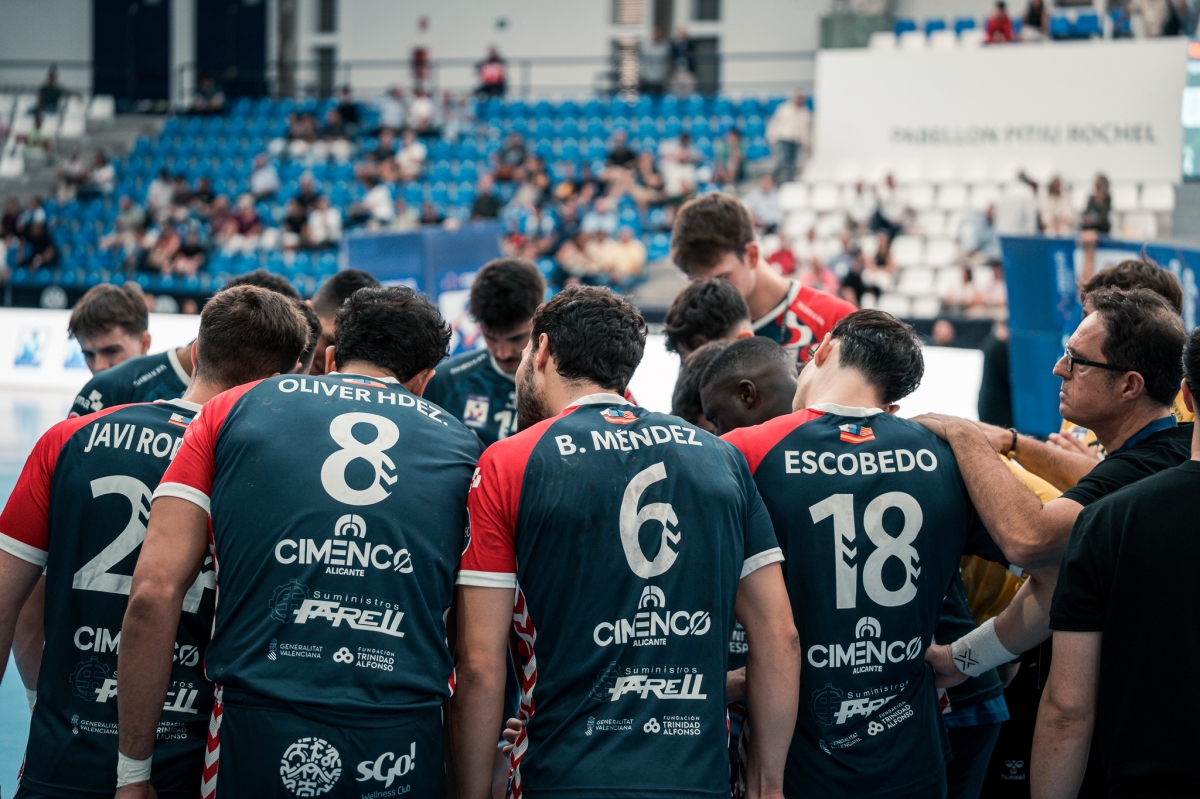 El Eón busca escapar de la crisis en el debut en su banquillo del técnico Roi Sánchez