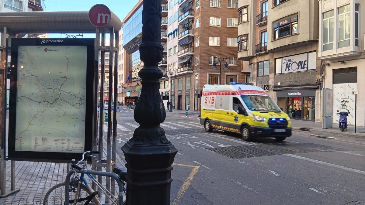Una ambulancia circula sobre una de las rejillas de FGV. - Foto: GVA