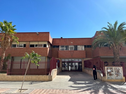 Empiezan las obras para apuntalar la fachada del Baix Vinalopó de Elche por las grietas