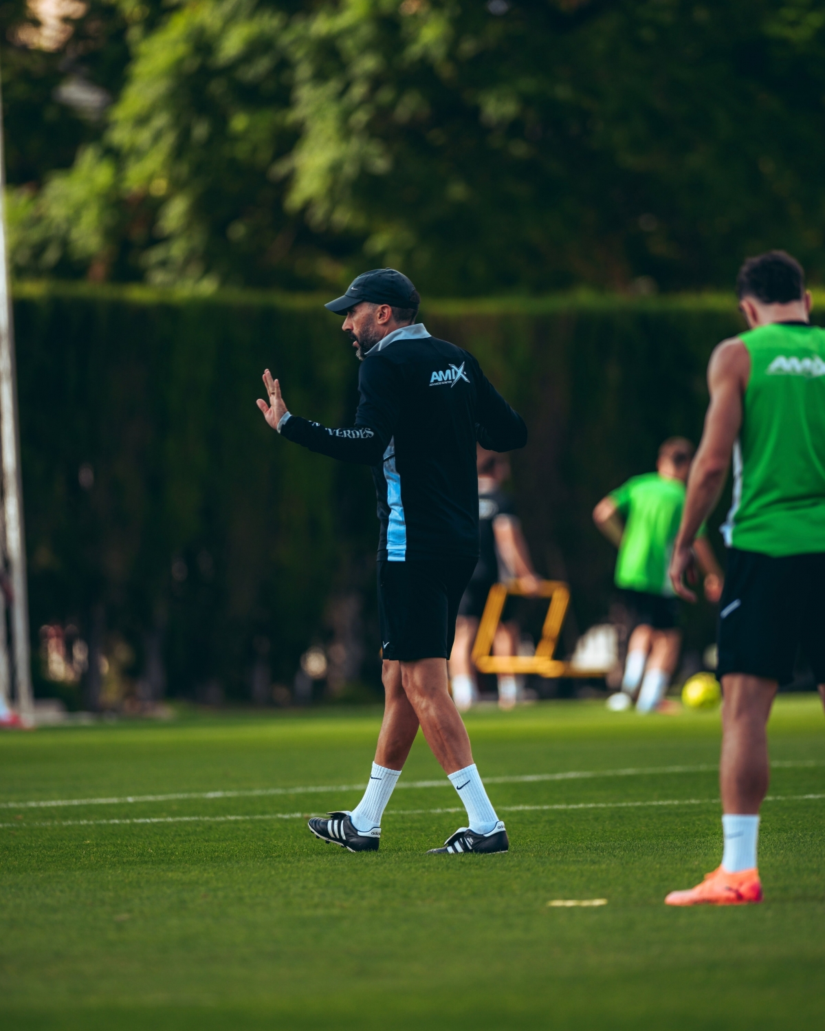 Eder Sarabia da instricciones a sus jugadores - Foto: ECF