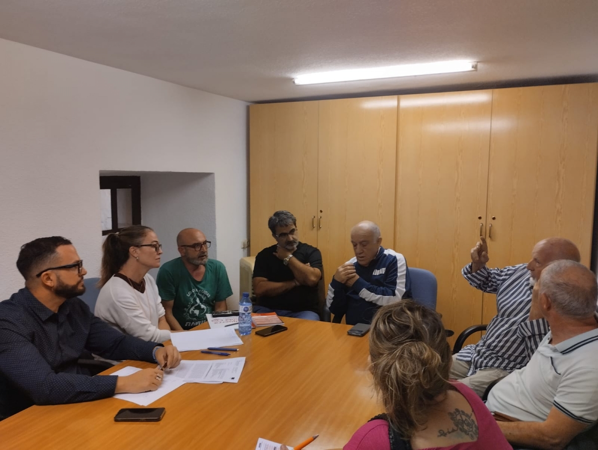 Un momento de la reunión entre los representantes de los centros de mayores y los ediles de Alicante. - 