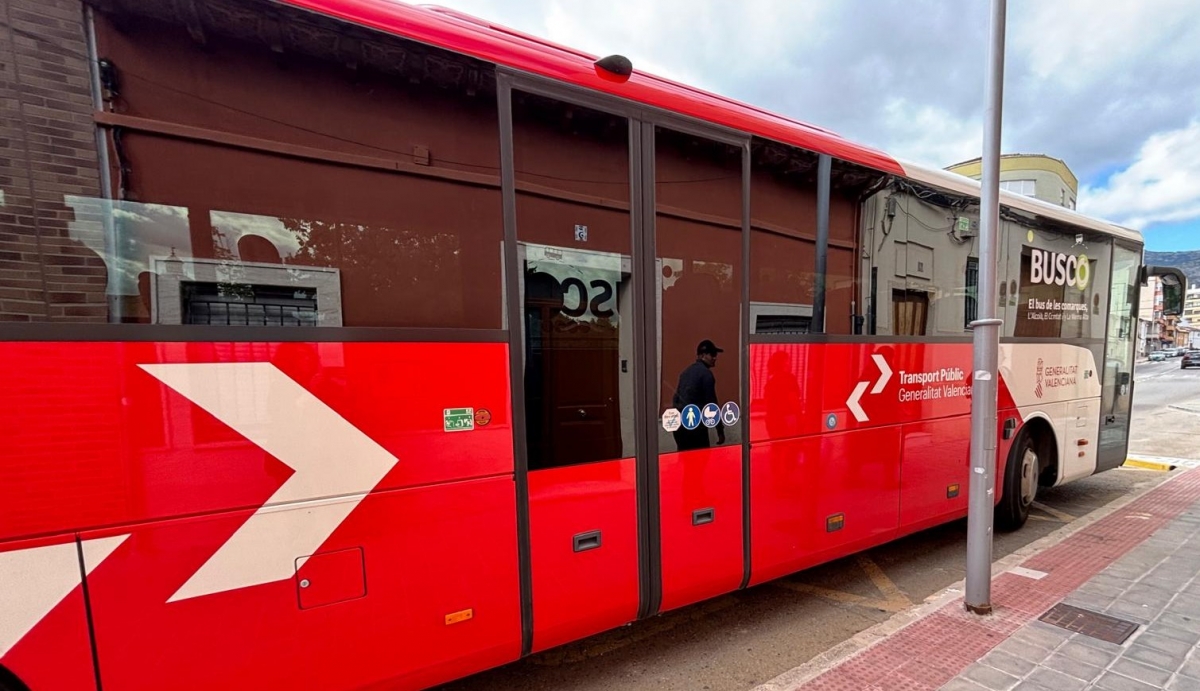 Uno de los autobuses del servicio comarcal Busco. - 