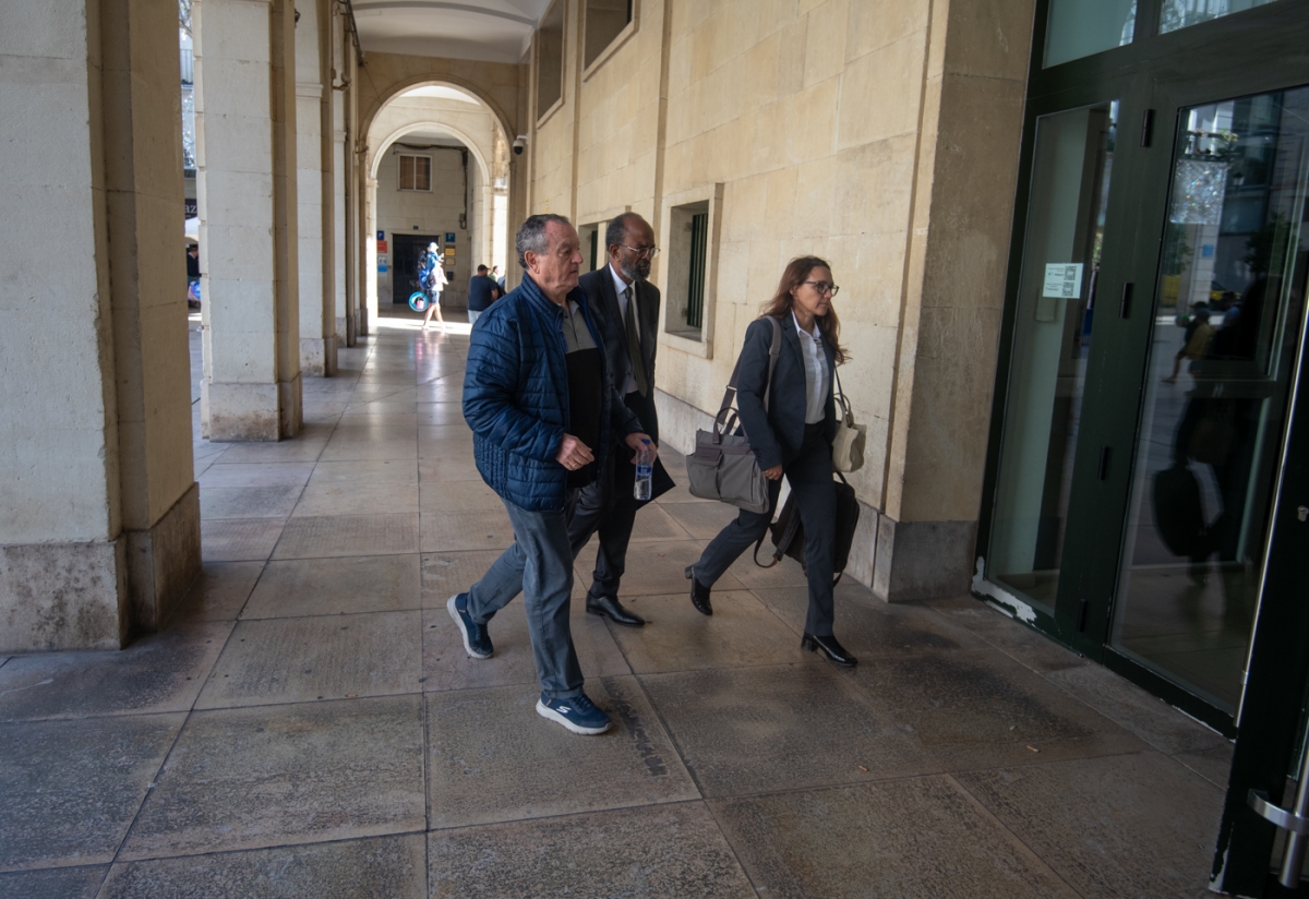 Primer día del juicio oral por el caso enchufes de Benidorm. - Foto: RAFA MOLINA. Primer día del juicio oral por el caso enchufes de Benidorm.