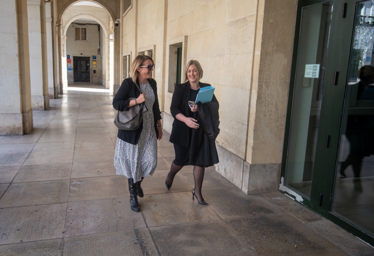 Primer día del juicio oral por el caso enchufes de Benidorm. - Foto: RAFA MOLINA. Primer día del juicio oral por el caso enchufes de Benidorm.