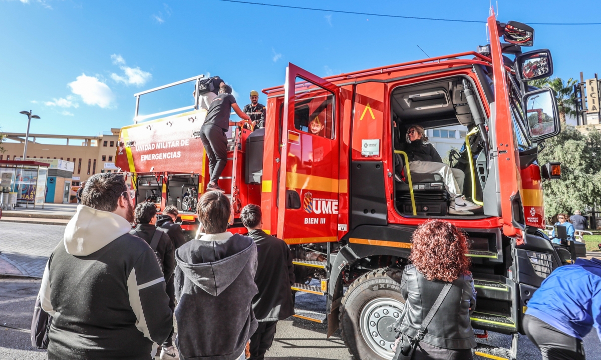 La UME despliega en Elda los medios que utiliza en grandes emergencias