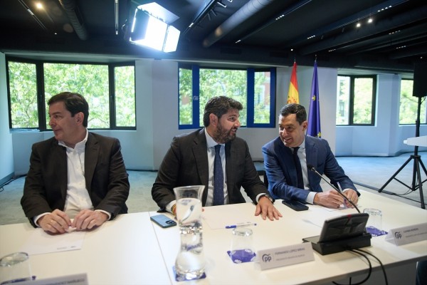 López Miras y Ayuso, los dos barones del PP que arroparán a Moreno en su reelección en Sevilla