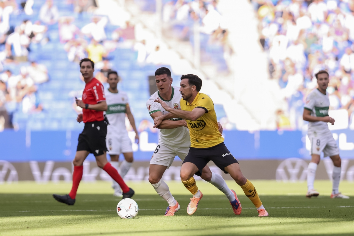 Martim Neto lucha con Edu Expósito por un balón - Foto: EP Martim Neto lucha con Edu Expósito por un balón