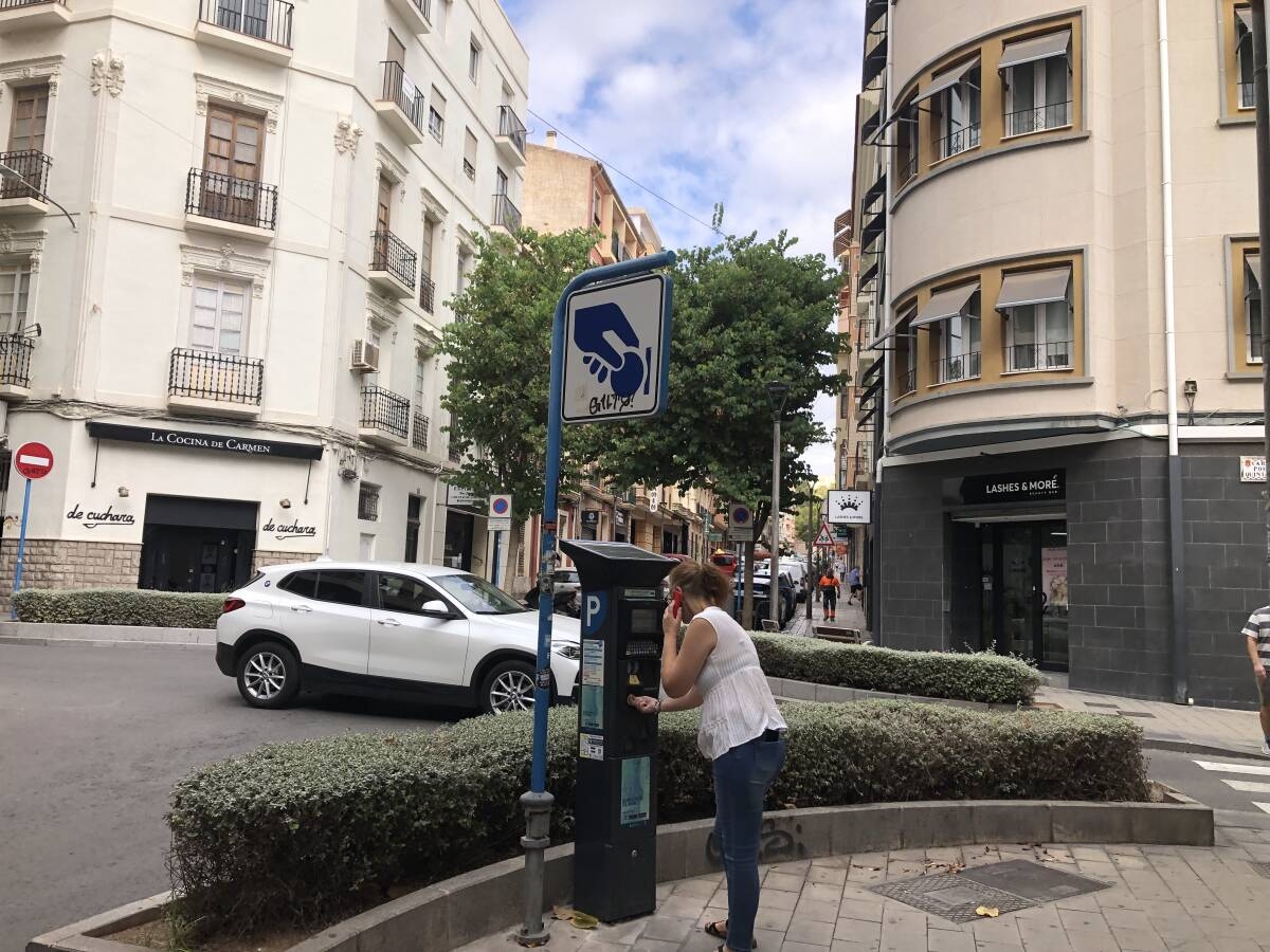 Una de las máquinas expendedoras de tickets del servicio de estacionamiento controlado de Alicante. - 
