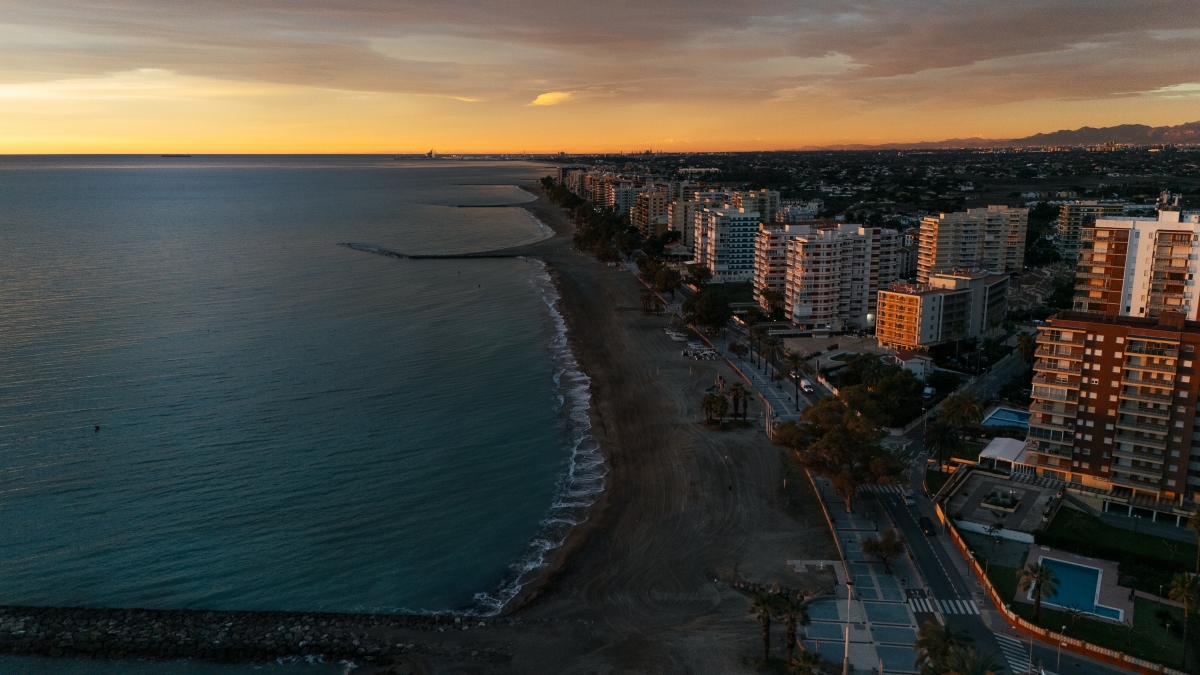 Benicàssim instala señales inteligentes para mejorar la movilidad peatonal de las zonas turísticas