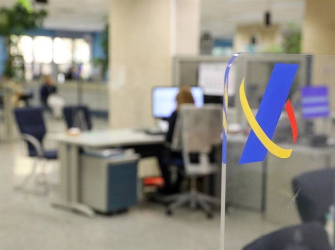 Una empleada trabaja en una oficina de la Agencia Tributaria. - 