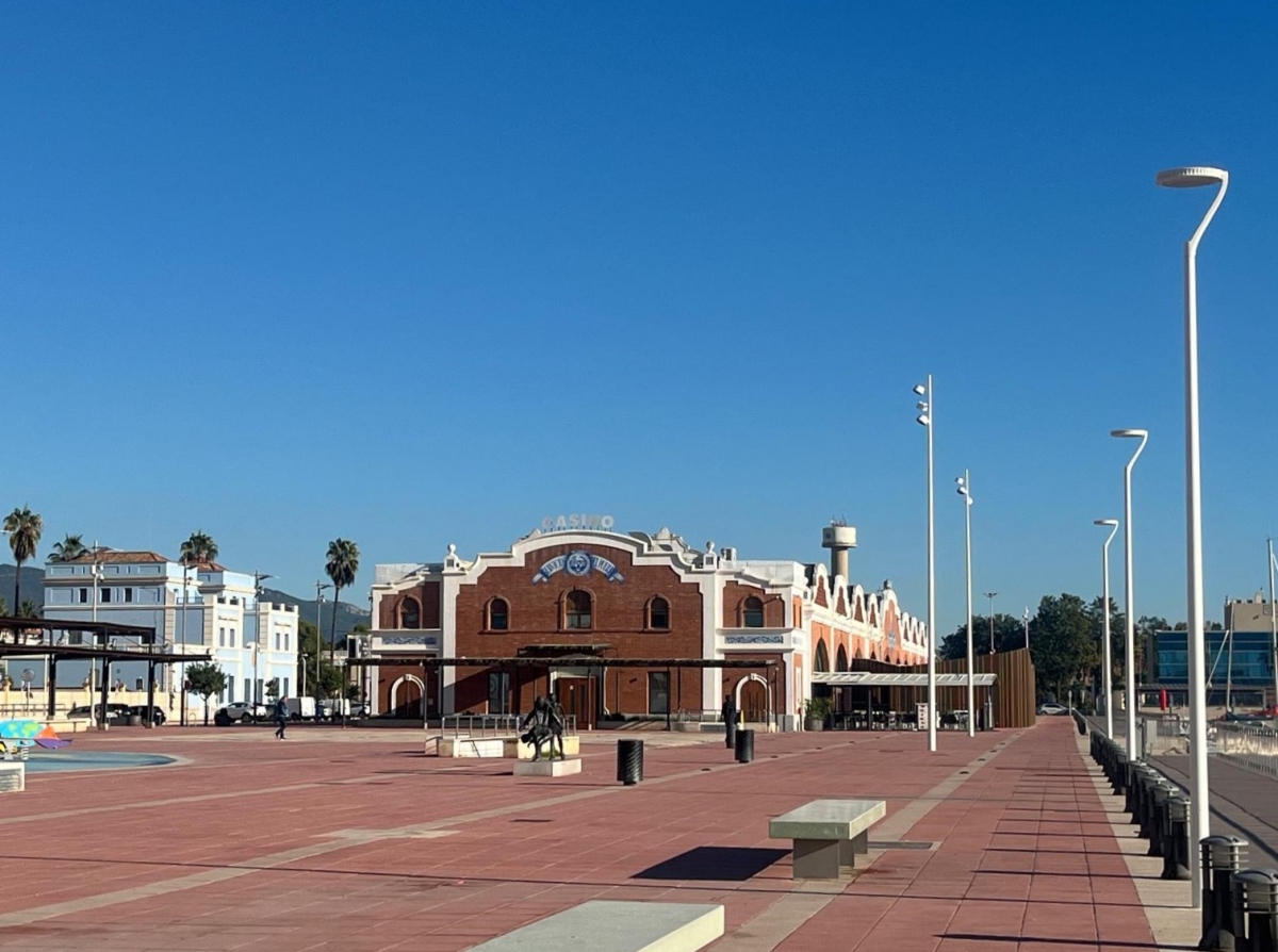 La Autoridad Portuaria mejora la iluminación del muelle de Costa para revitalizar la fachada marítima
