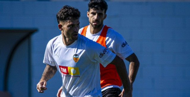 Agirrezabala y Hugo Duro vuelven a entrenarse con el Valencia y apuntan al Betis
