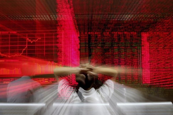 El duro castigo a la banca lleva al Ibex 35 a perder más del 2% a media sesión