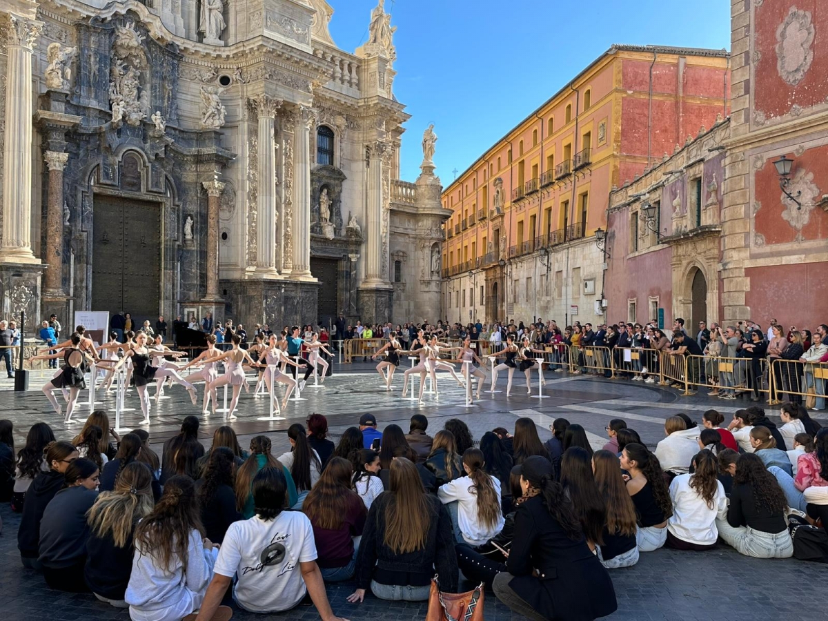 Murcia celebra el 'World Ballet Day' en la Plaza Cardenal Belluga