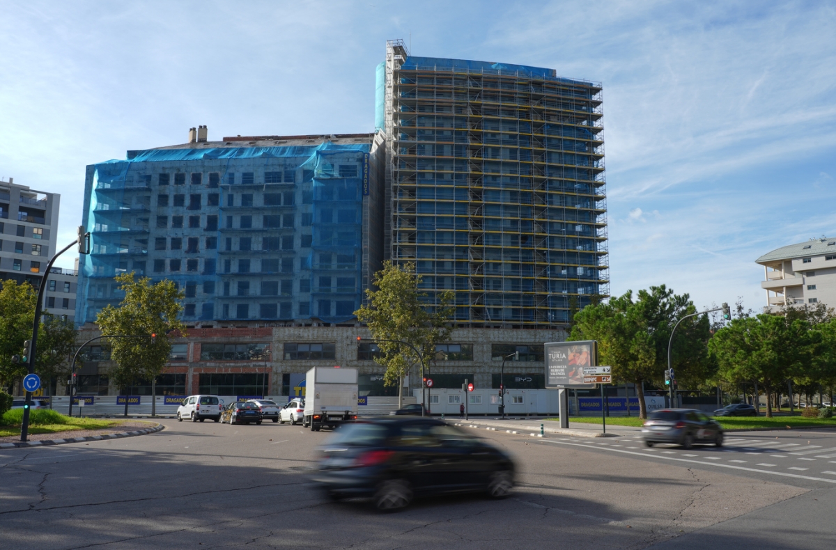 Obras de reconstrucción en el edificio de Campanar. - Foto: EDUARDO MANZANA Obras de reconstrucción en el edificio de Campanar.