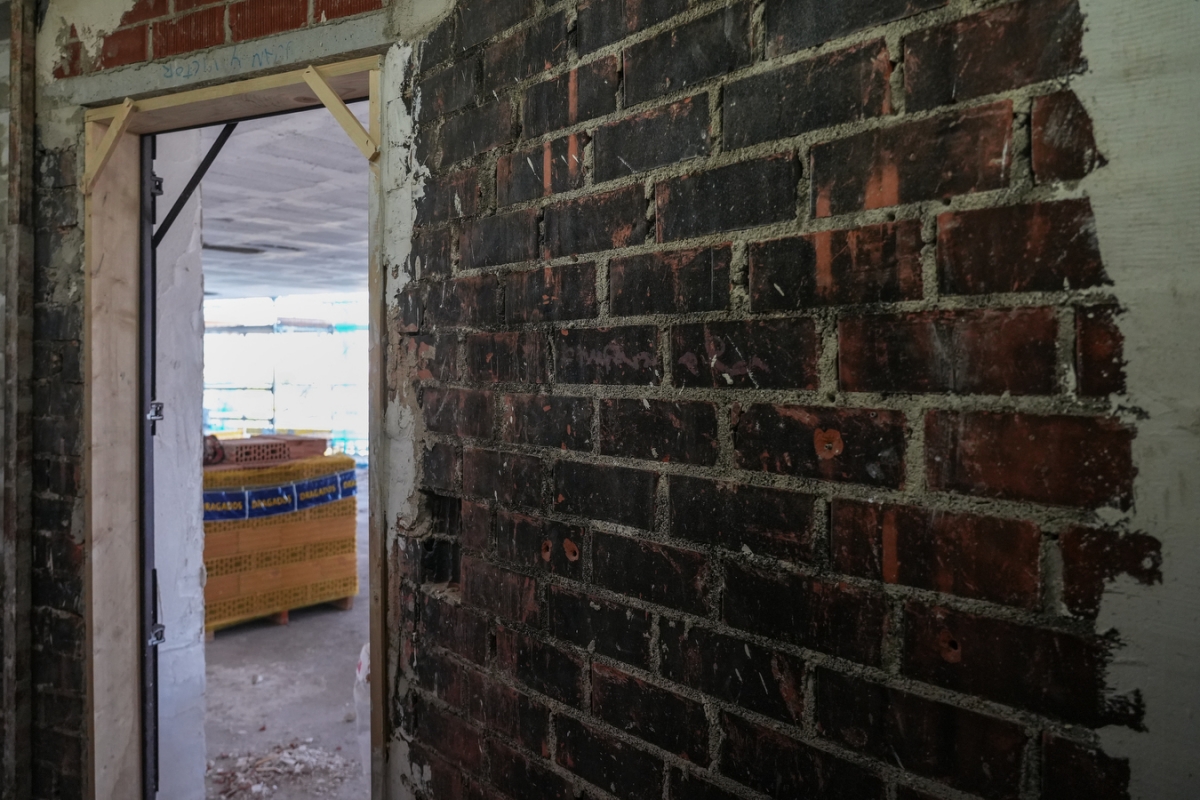 Obras de reconstrucción en el edificio de Campanar. - Foto: EDUARDO MANZANA Obras de reconstrucción en el edificio de Campanar.