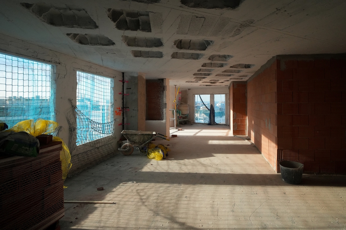 Obras de reconstrucción en el edificio de Campanar. - Foto: EDUARDO MANZANA Obras de reconstrucción en el edificio de Campanar.